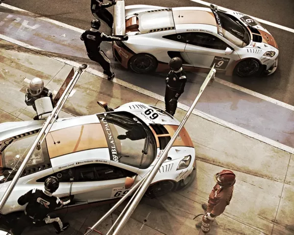 McLaren Mp4 Gulf moving in the Pit Lane - Sq. #14 Prints photo mclaren mp4 ravitaillement voiture course art tirage edition limitee