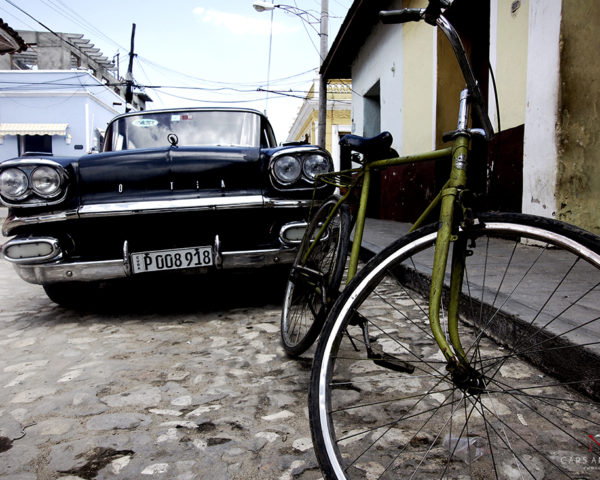 Tableau de voiture Cubaine et vélo