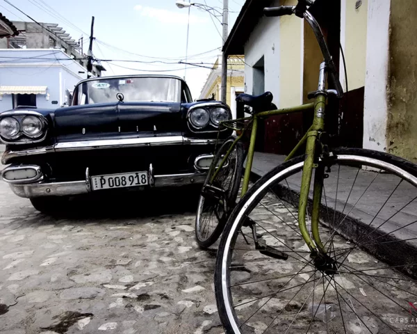 Tableau de voiture Cubaine et vélo toile voiture cubaine voiture américaine art tirage edition limitee